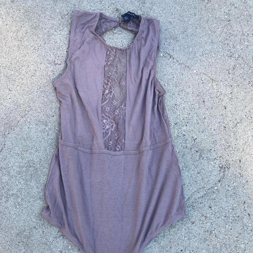 Tahari gray-purple lace bodysuit with floral pattern, size M